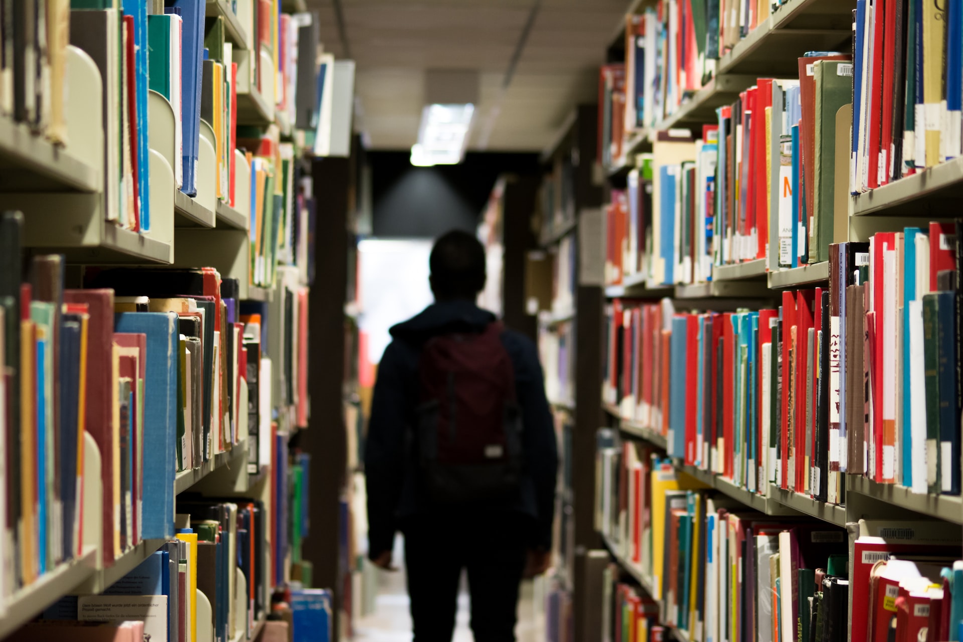 Etudiant dans une bibliothèque